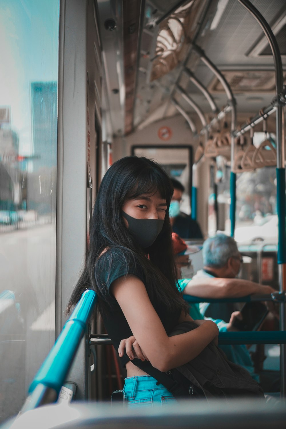 Femme en masque noir et débardeur vert