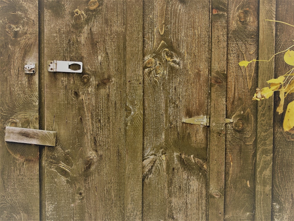 Puerta de madera marrón con dispositivo rectangular blanco y negro