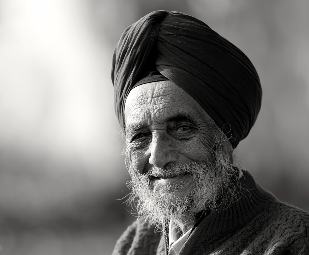 Photo en niveaux de gris d’un homme portant un bonnet en tricot