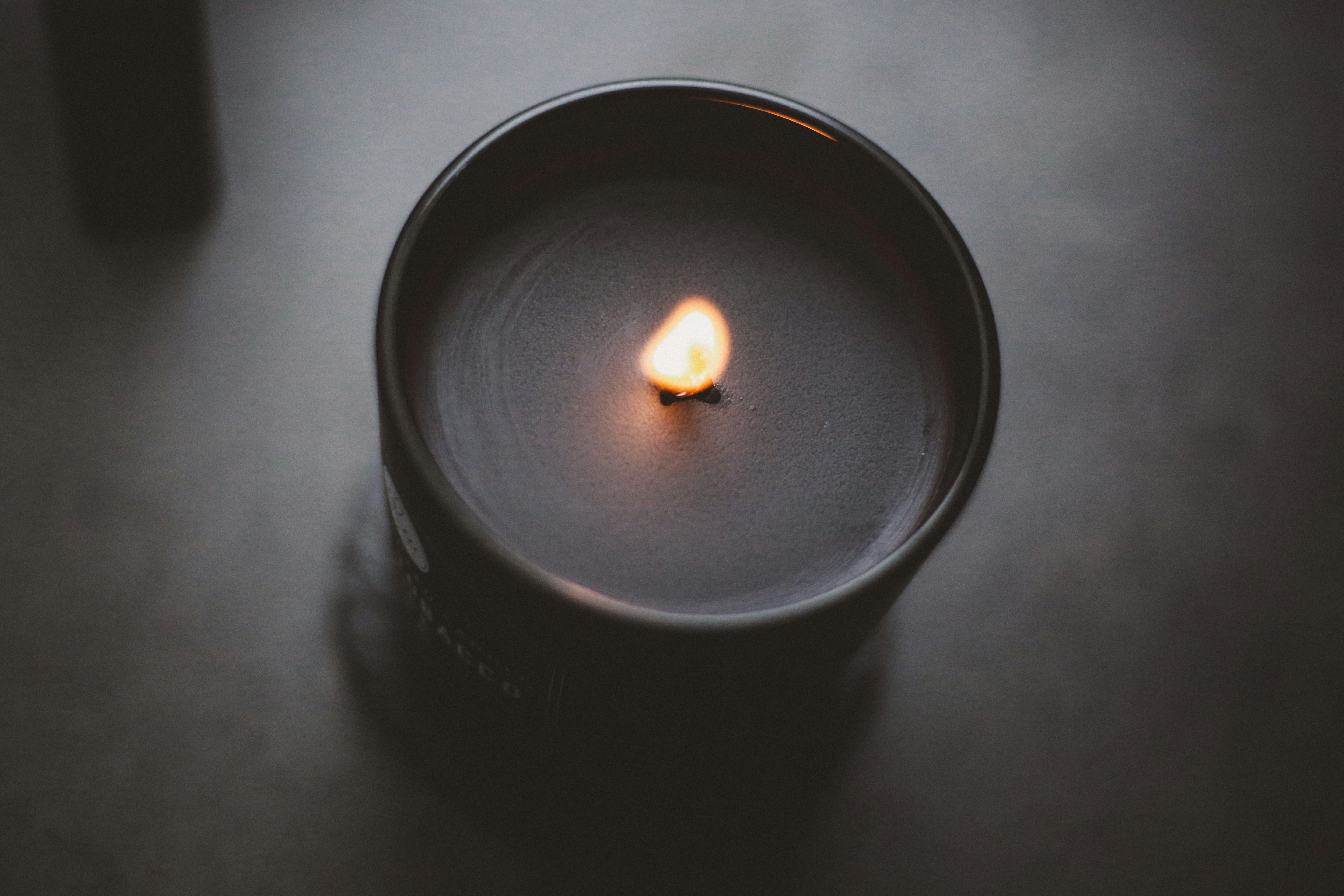 Candelabro negro con vela encendida