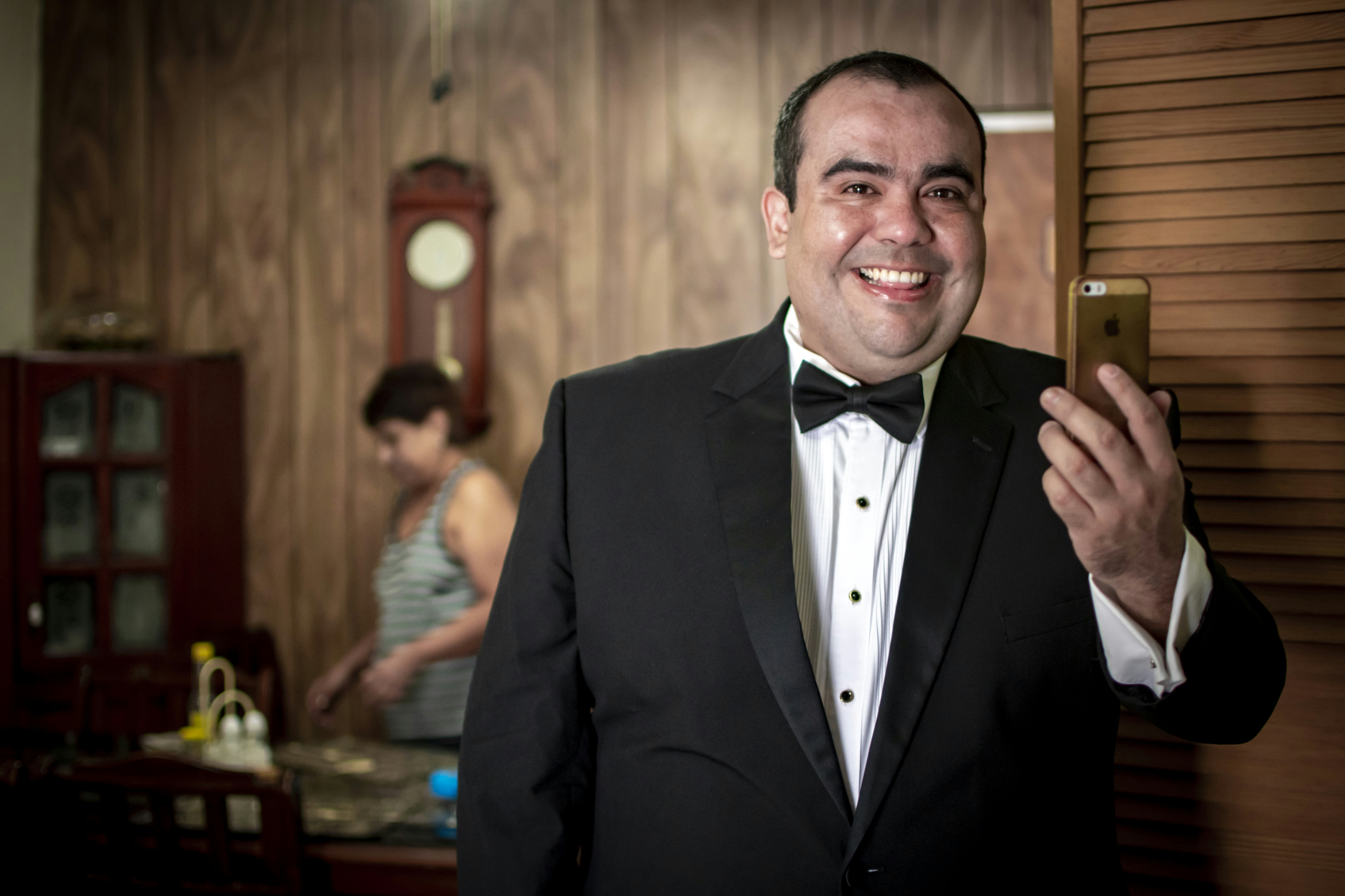 Hombre con chaqueta de traje negro foto – Imagen de Edificio gratuita ...