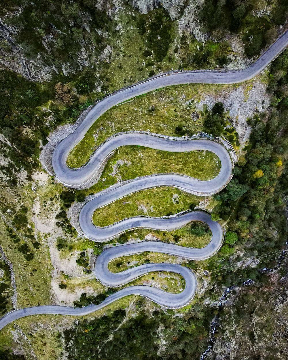 escadas espirais brancas e cinzentas