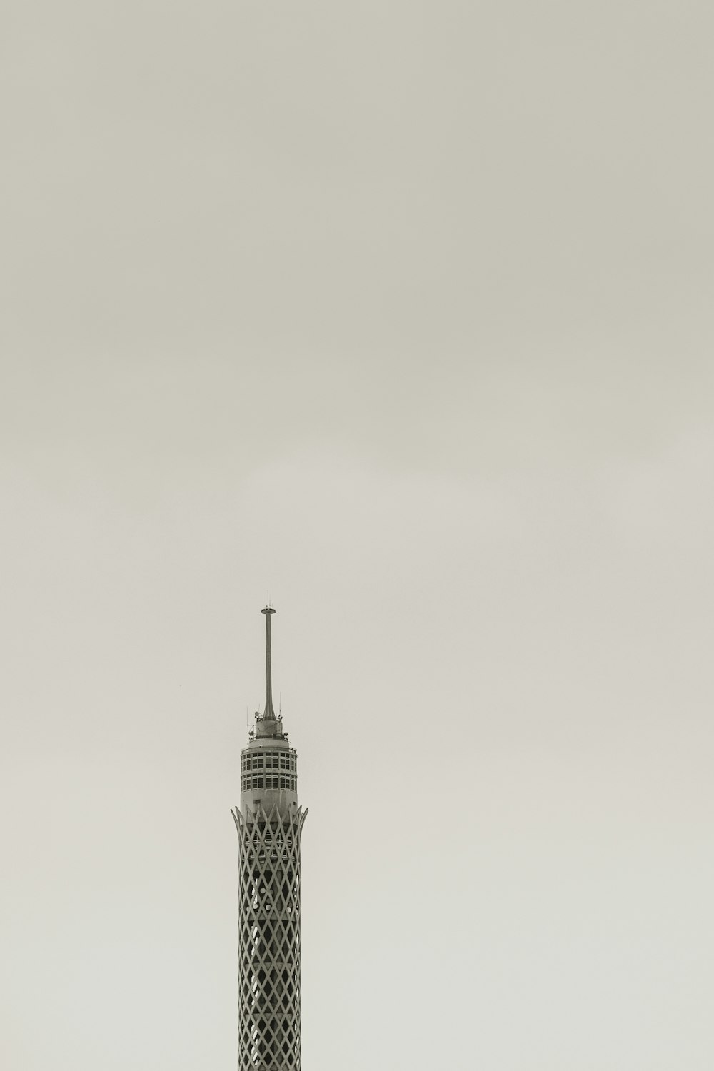 torre de concreto cinza sob o céu branco durante o dia