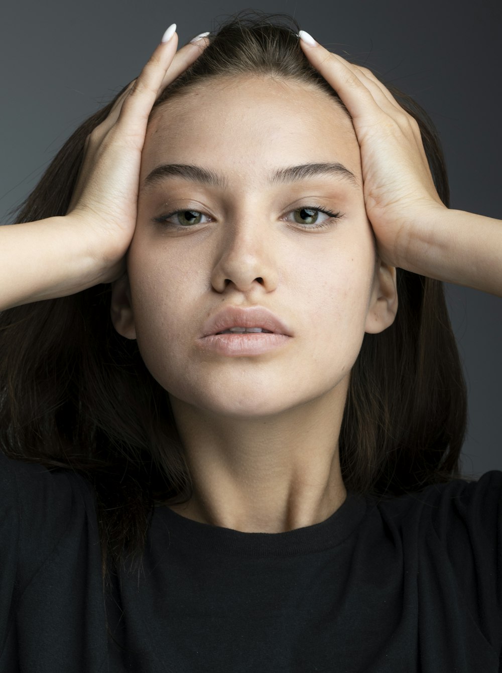 Mujer con camisa negra de cuello redondo