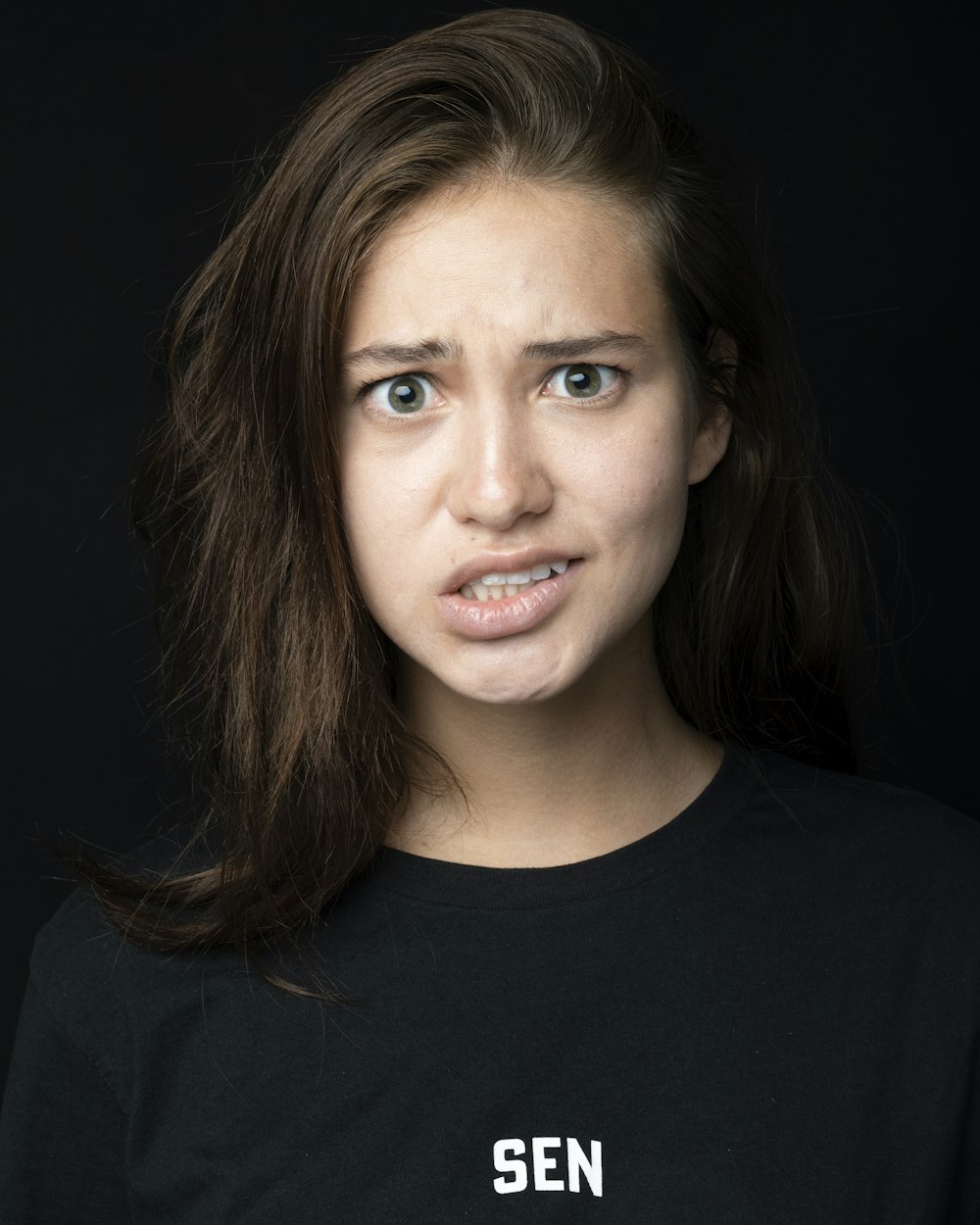 黒のクルーネックシャツを着た女性