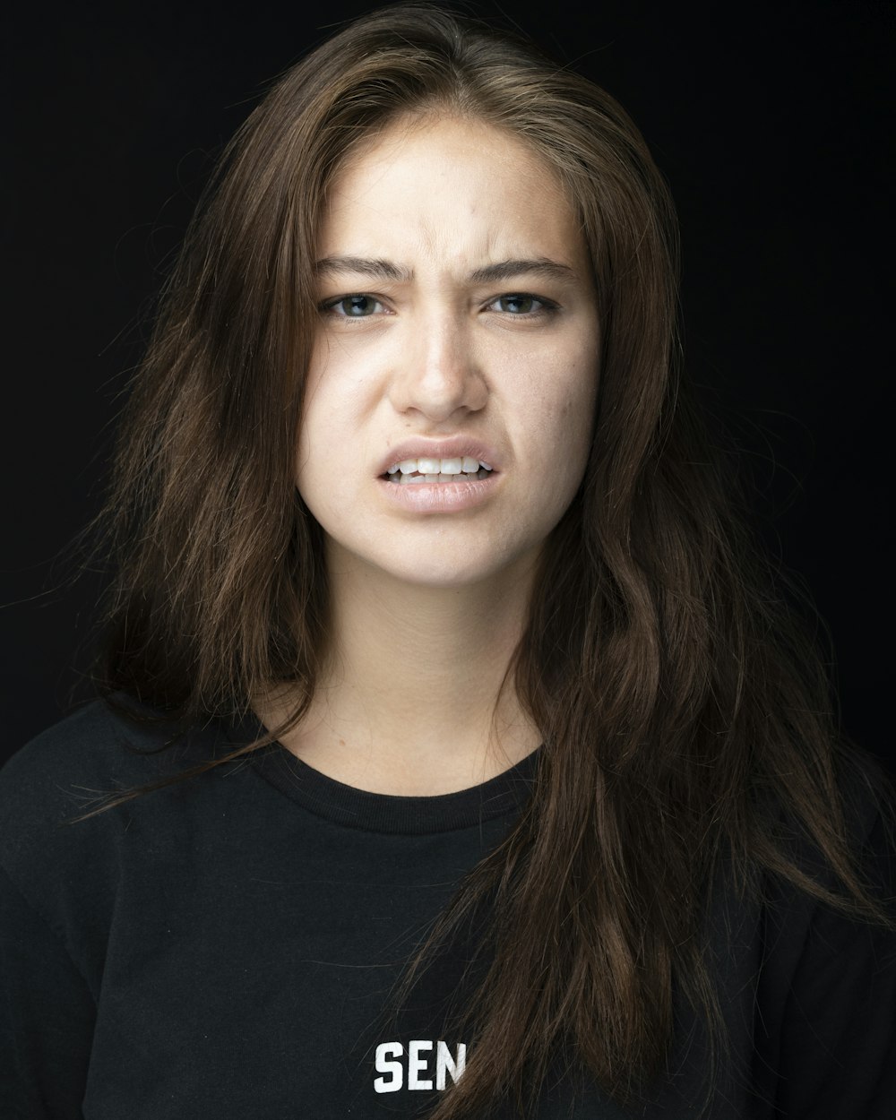 Mujer con camisa negra de cuello redondo