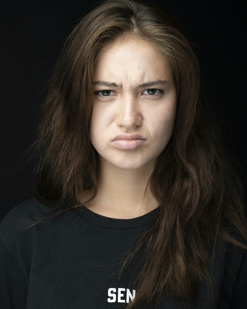 Mujer con camisa negra de cuello redondo