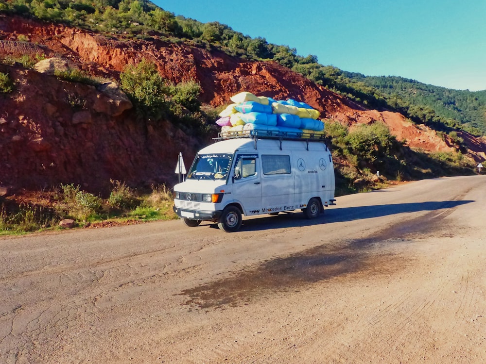 van branca na estrada durante o dia