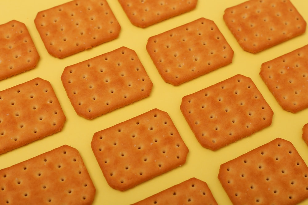 biscuits bruns et blancs en forme de cœur