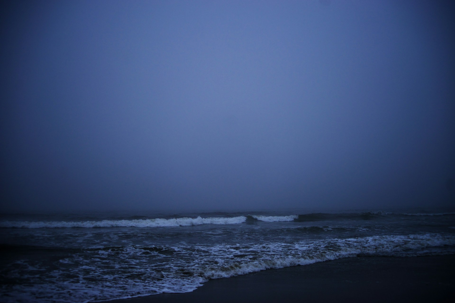 ocean waves crashing on shore during daytime
