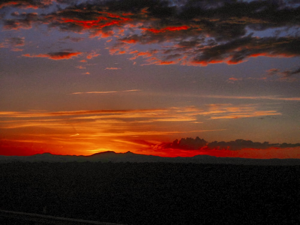 silhouette di montagna durante il tramonto