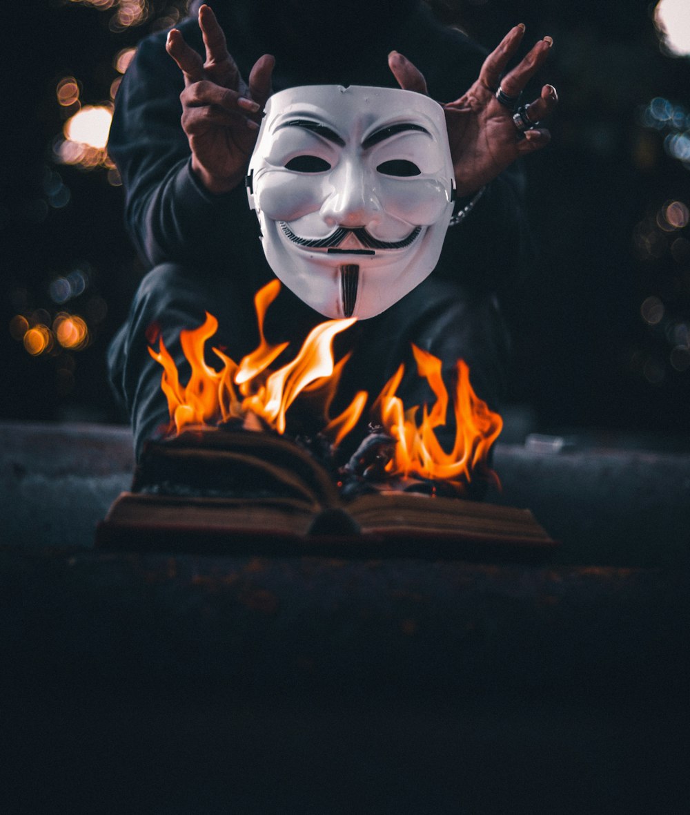 weiße und schwarze Maske mit Feuer