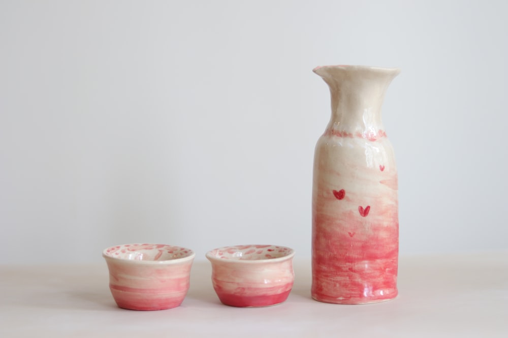 brocca in ceramica rosa e bianca