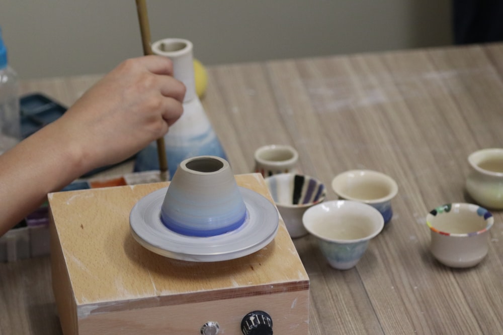 tazza da tè in ceramica bianca su piattino in ceramica bianca