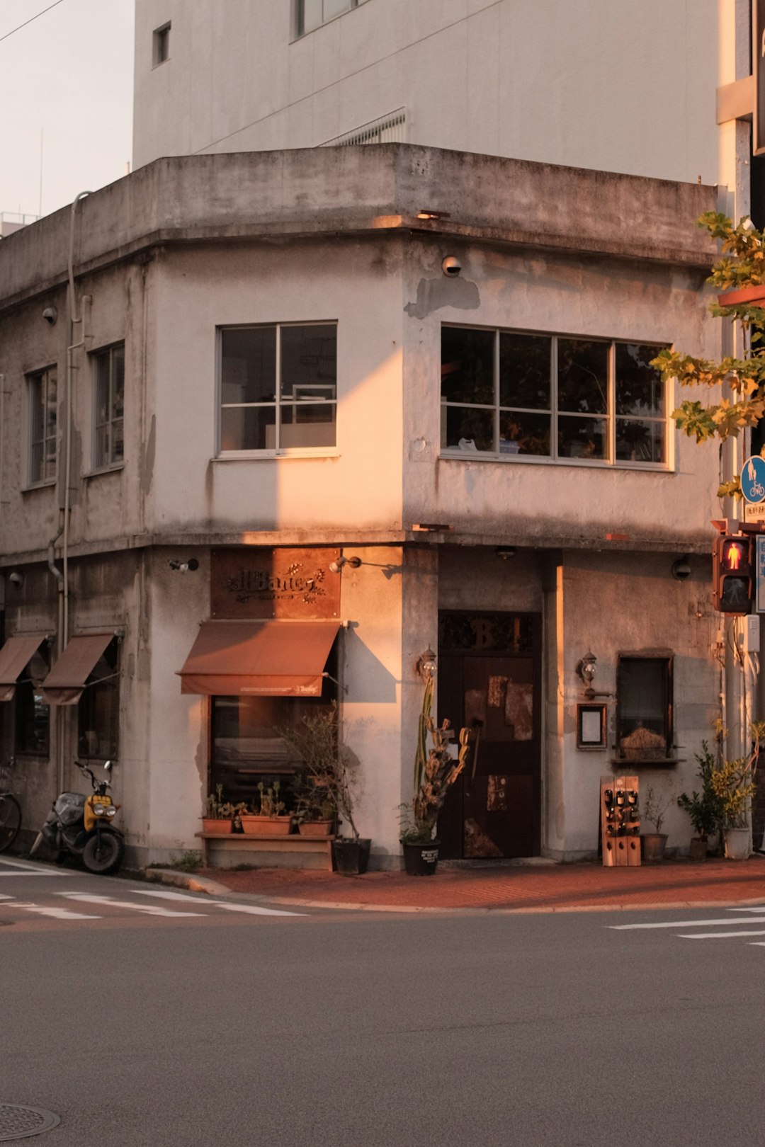 black motorcycle parked beside brown concrete building during daytime