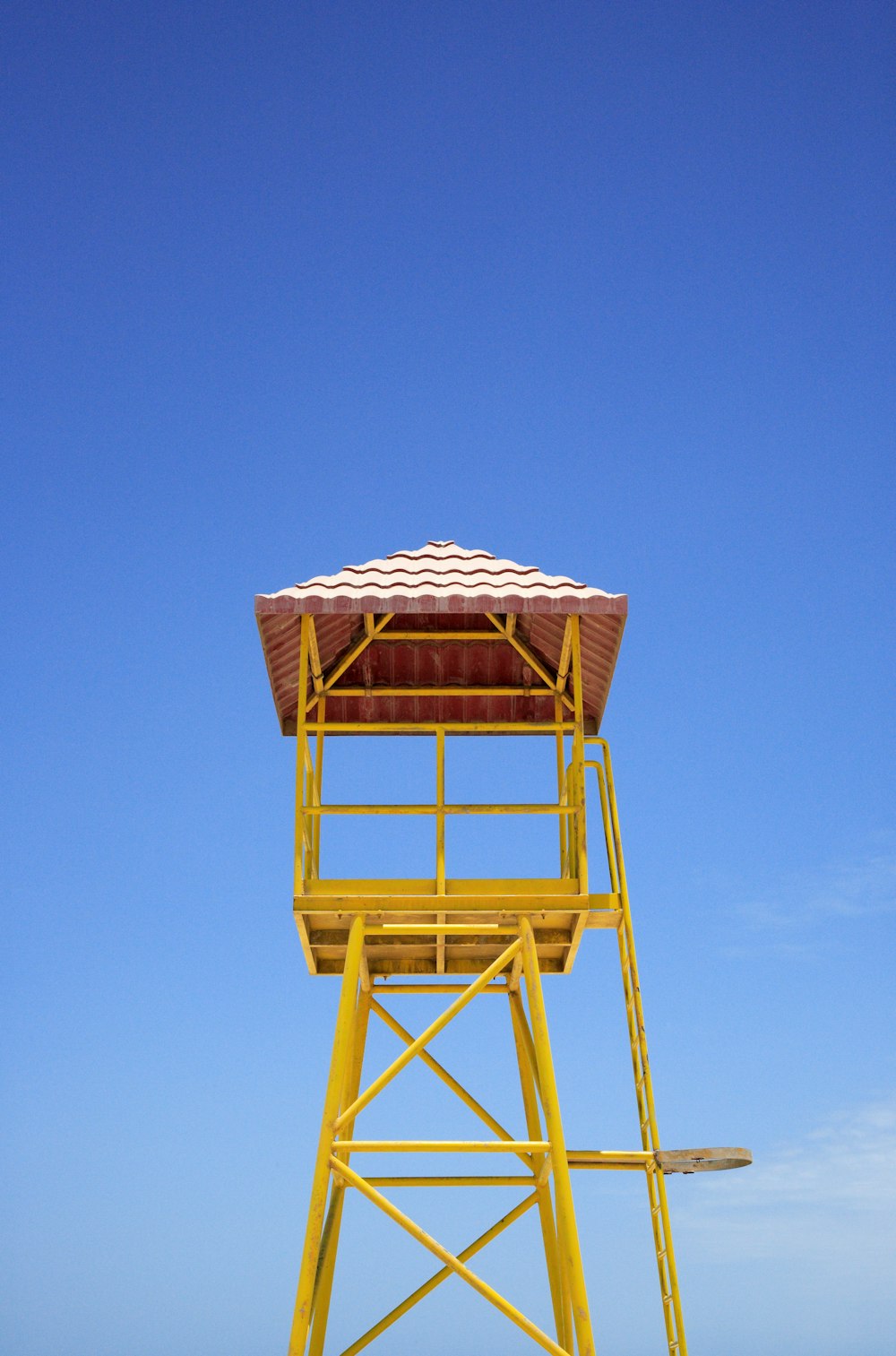 昼間の青空に映える茶色の木造塔