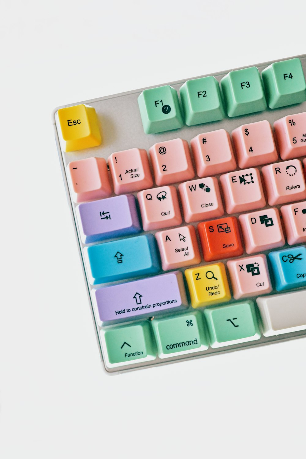 Teclado de computadora amarillo y blanco