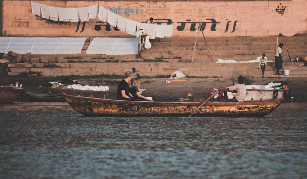 homem na camisa preta que monta no barco durante o dia