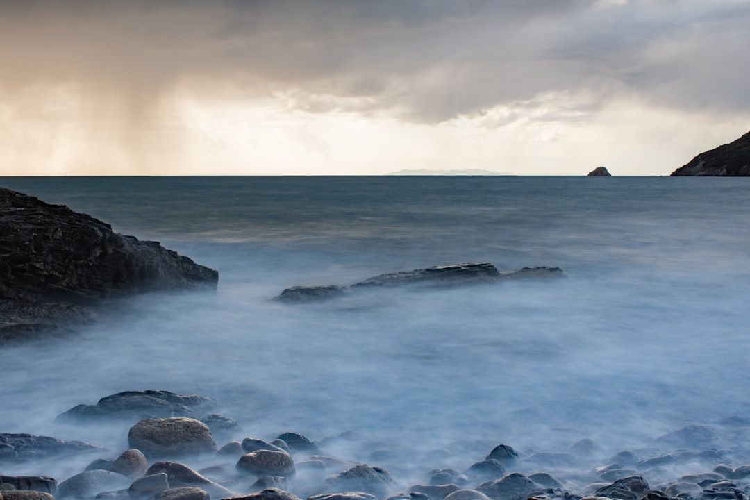 ocean waves crashing on rocks during daytime