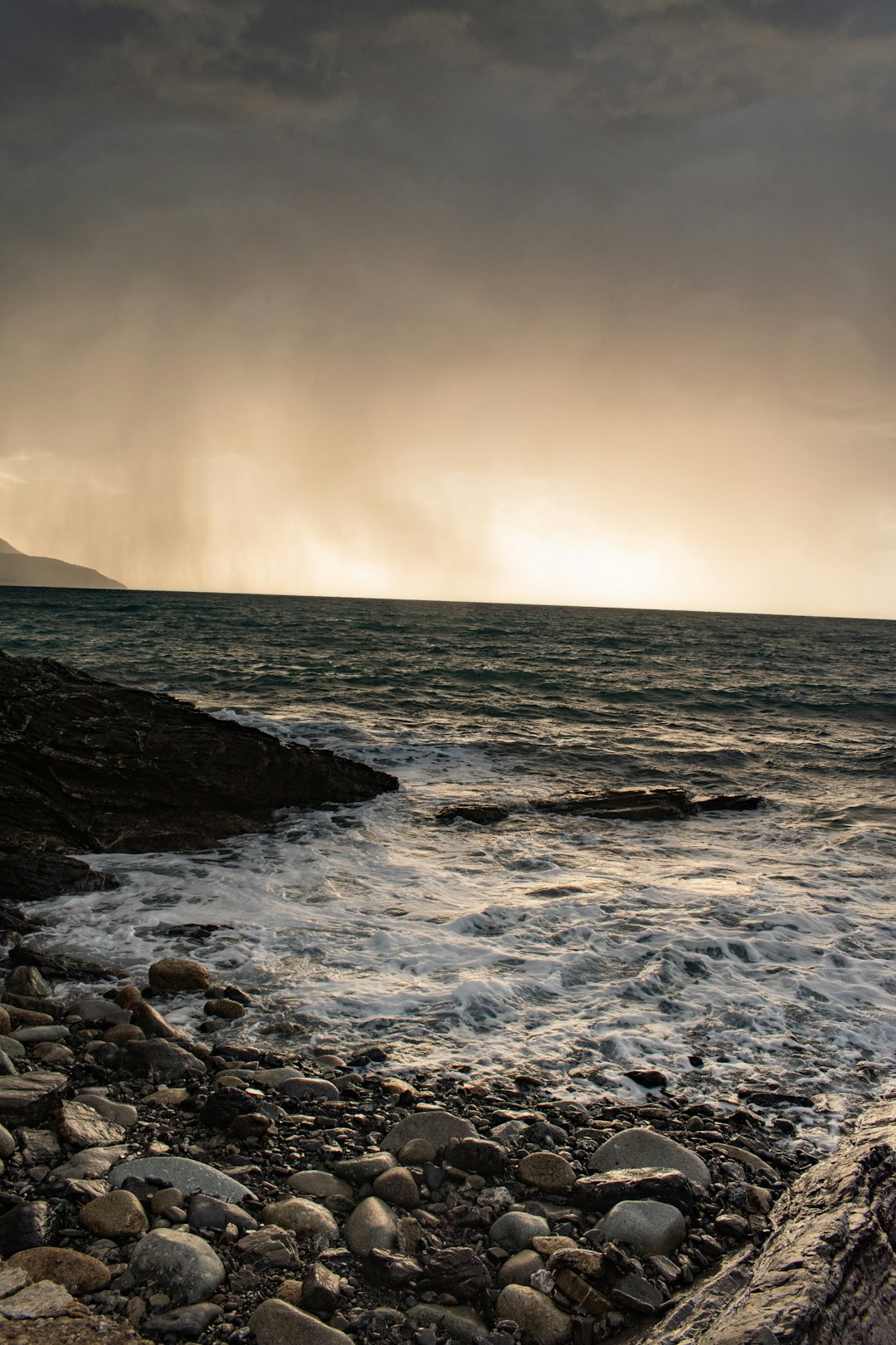 ocean waves crashing on rocks during daytime