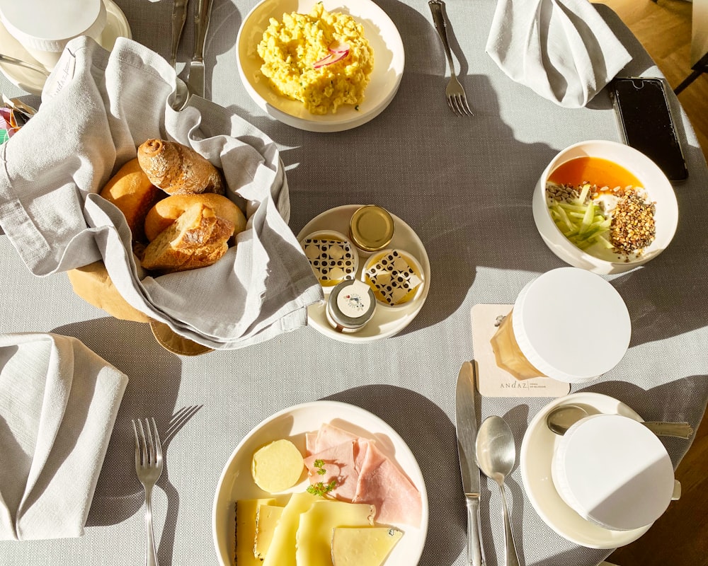 prato de cerâmica branca com comida na mesa