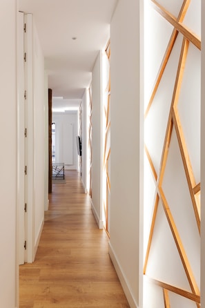 Spacious hallway with durable laminate flooring, highlighting craftsmanship.