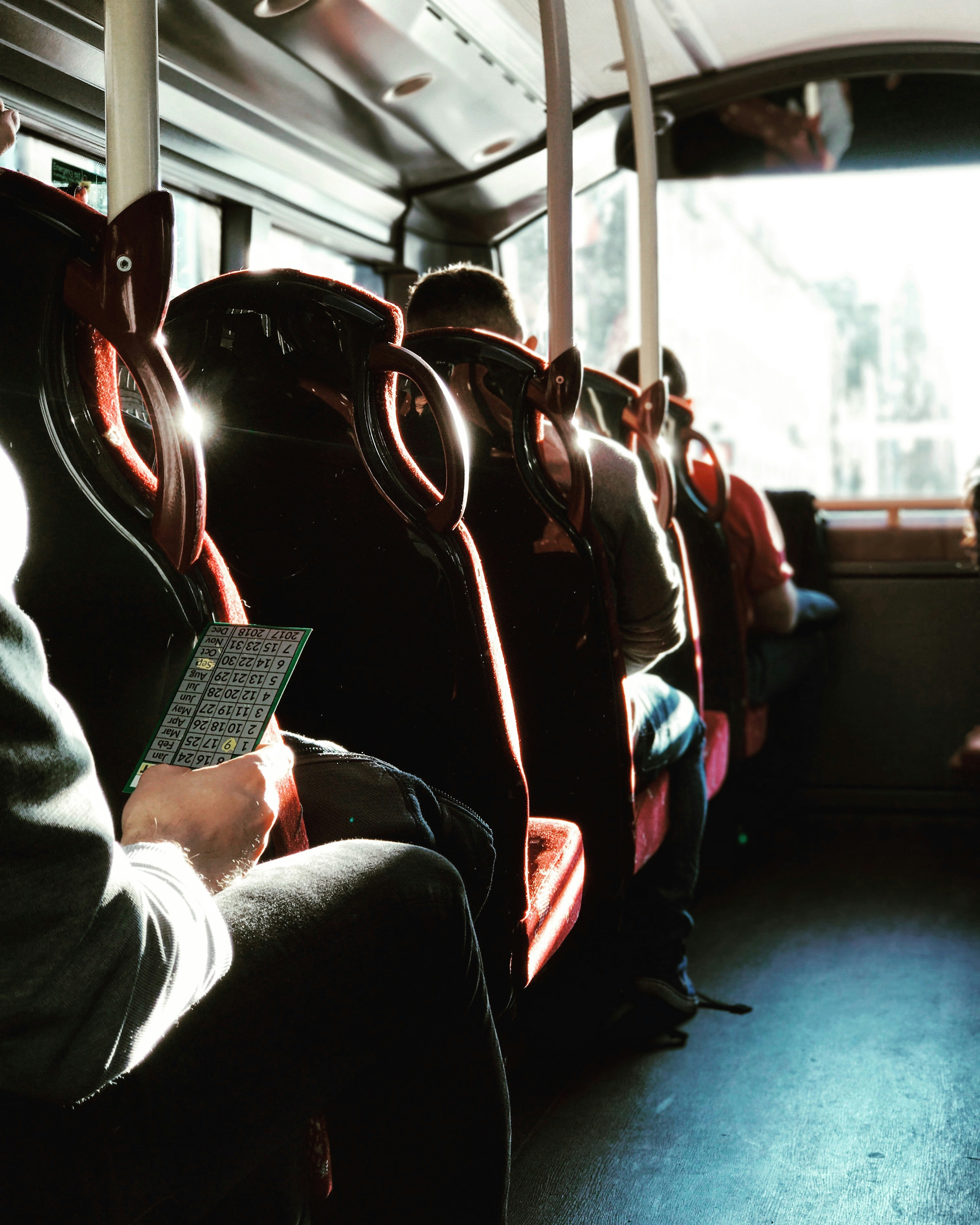 バスの座席に座っている黒いジャケットの男の写真 Unsplashで見つけるバスの無料写真