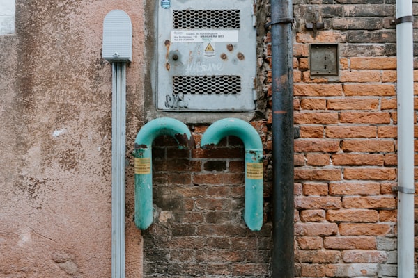 Nahaufnahme einer blauen Wasserleitung an einer Wand