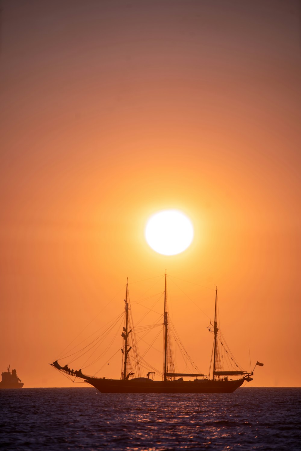 Silhouette des Segelbootes bei Sonnenuntergang