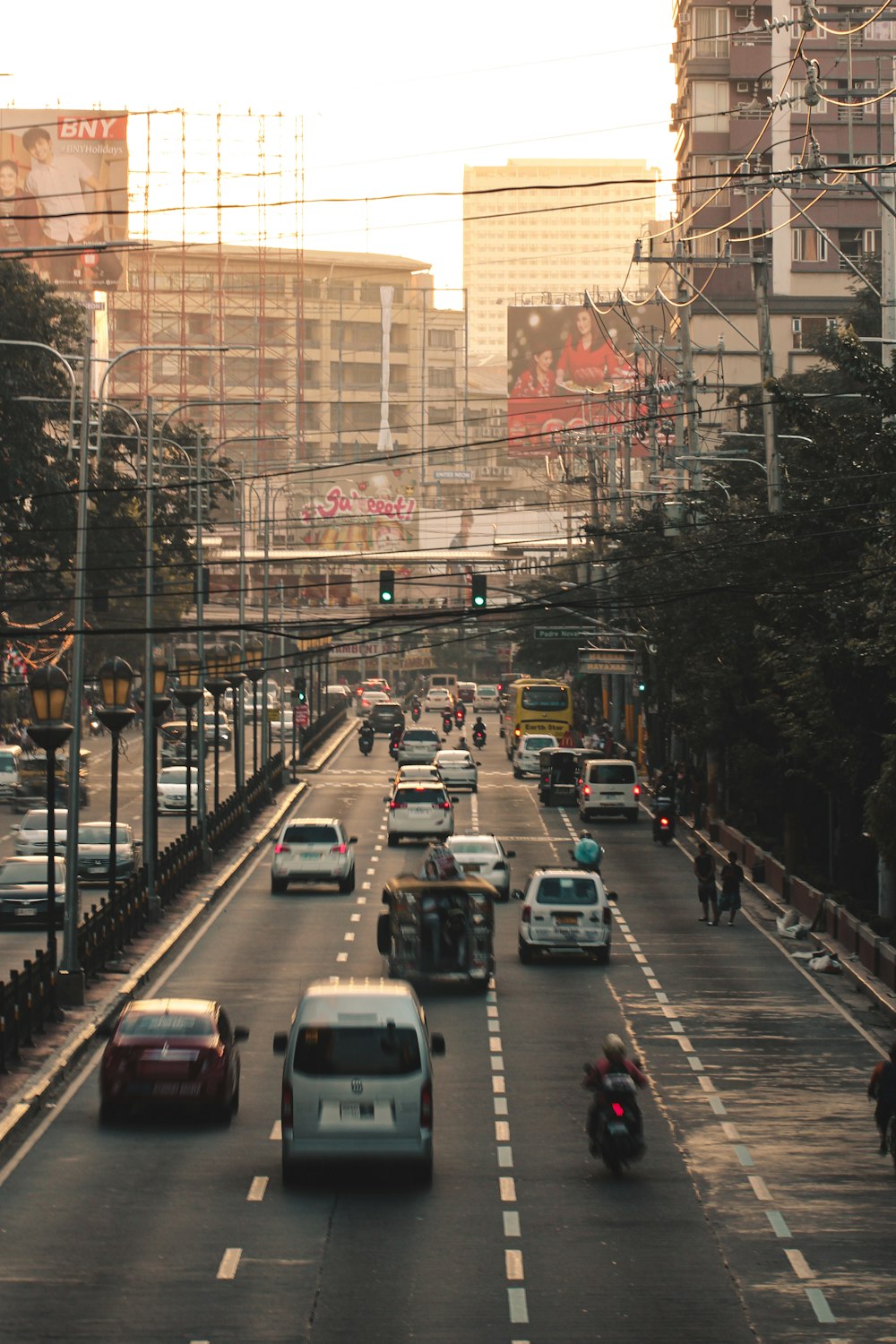 carros na estrada perto de edifícios durante o dia