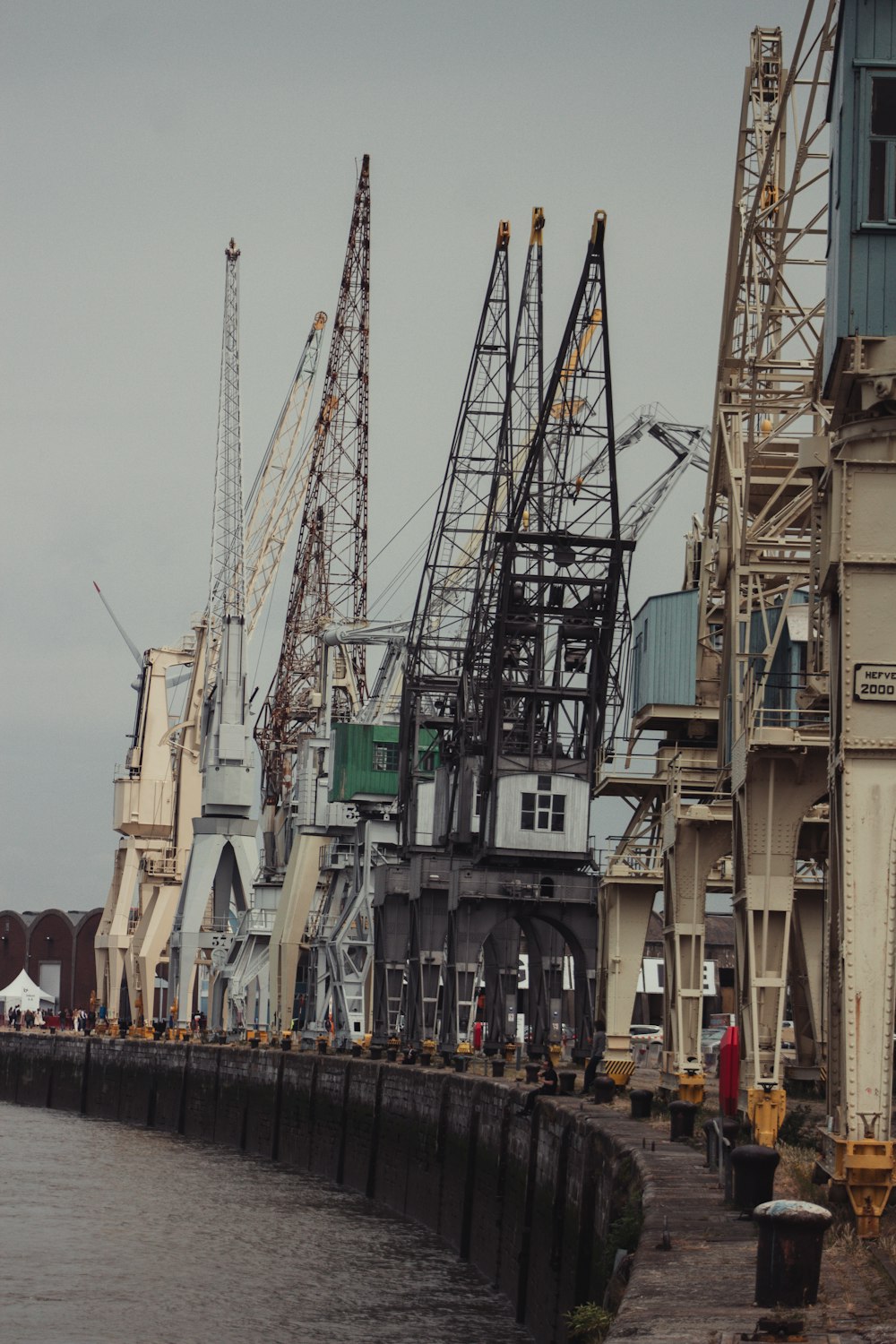 Grue verte et blanche près d’un bâtiment pendant la journée