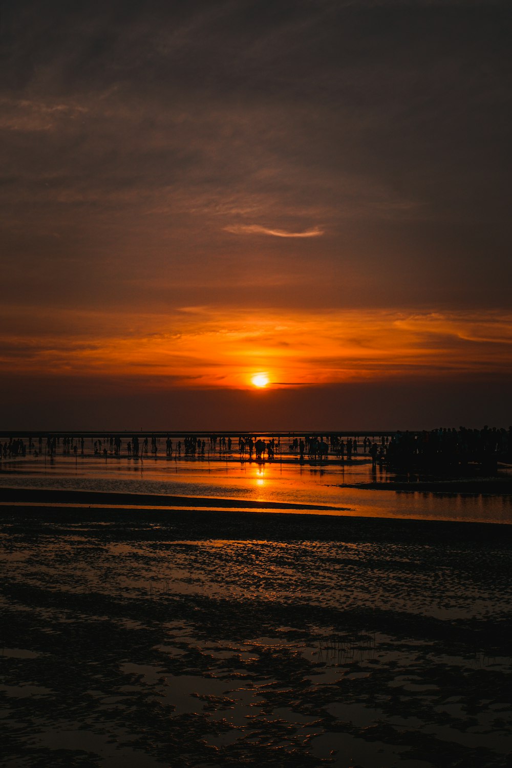 silhouette de quai au coucher du soleil