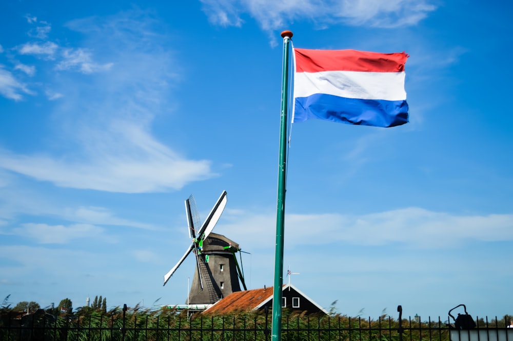 Weiße und blaue Flagge am Mast tagsüber