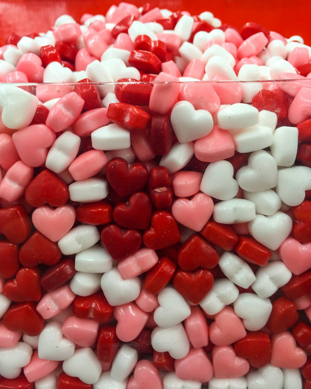 caramelos de corazón blanco y rojo