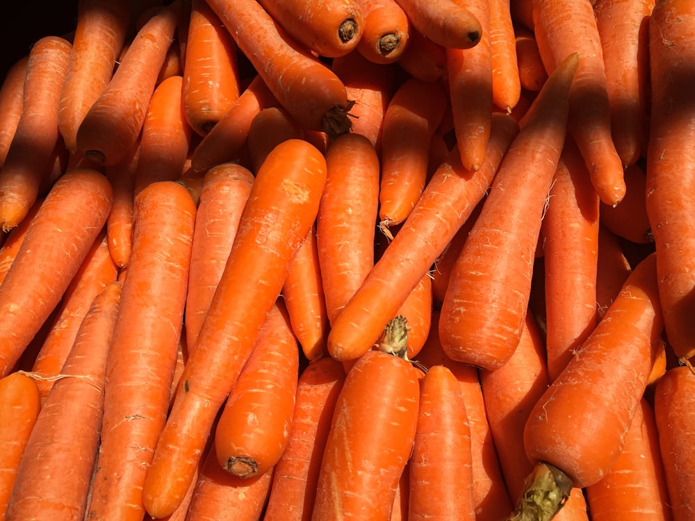 carottes orange sur surface noire