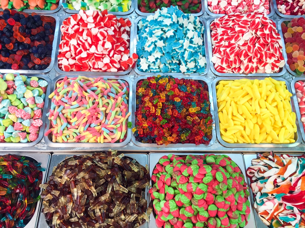 doces variados em recipientes de plástico