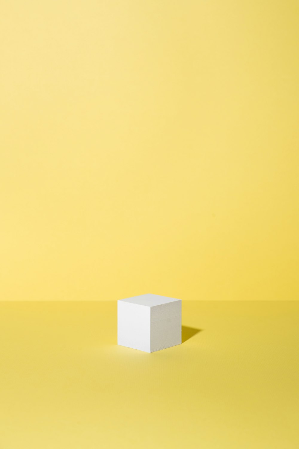 caja blanca sobre fondo amarillo