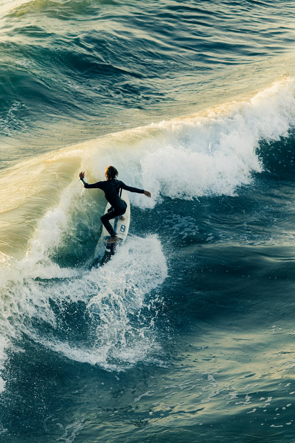 hombre surfeando en las olas del mar durante el día