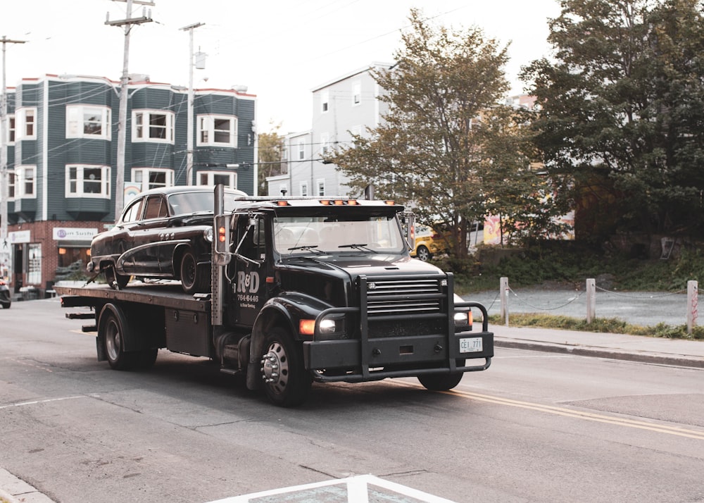 camion noir sur la route pendant la journée