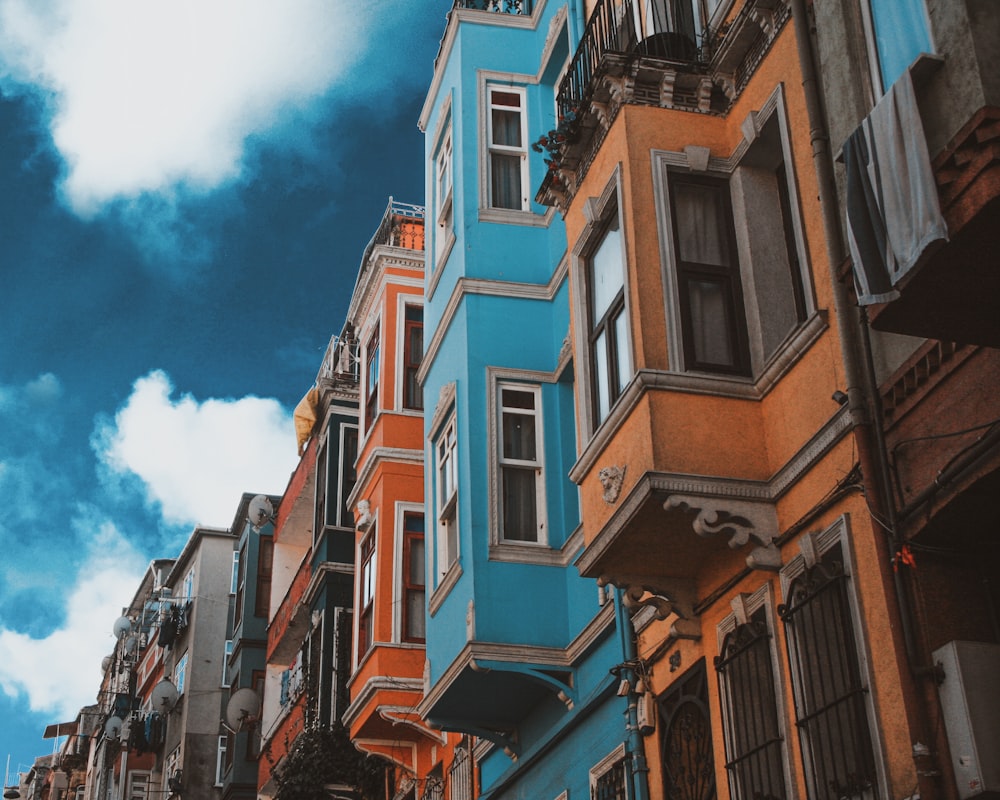 edifício de concreto marrom e azul sob o céu azul durante o dia