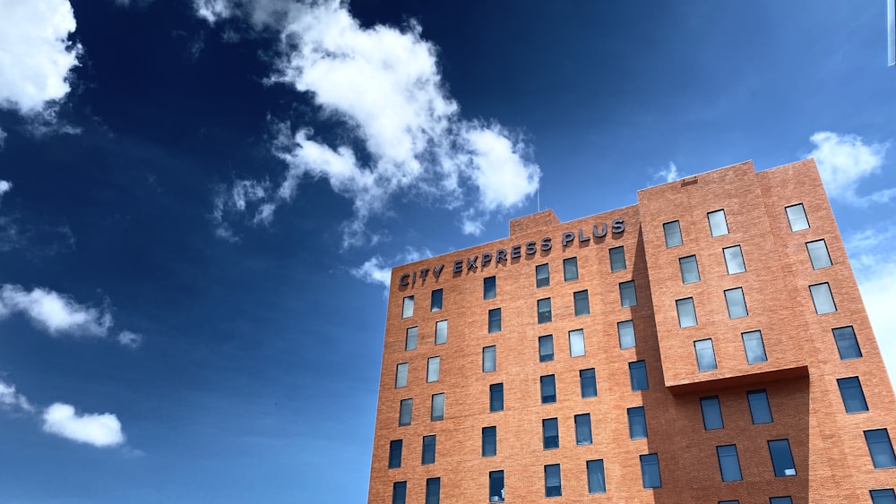 edifício de concreto marrom sob o céu azul durante o dia