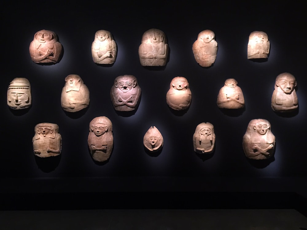 Figurina facciale in ceramica bianca su superficie nera