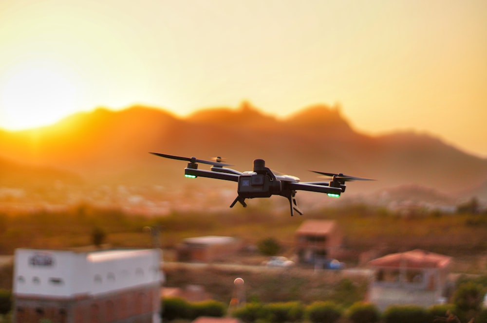 drone preto e branco voando durante o dia
