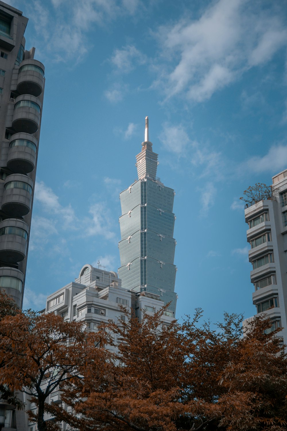 Weißes Betongebäude unter blauem Himmel tagsüber