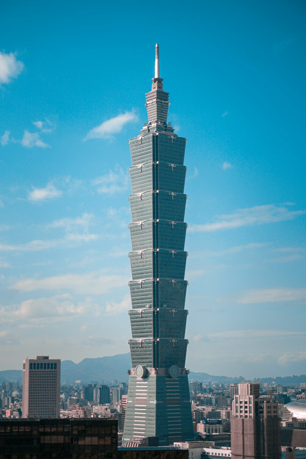 Edificio de gran altura negro bajo el cielo azul durante el día