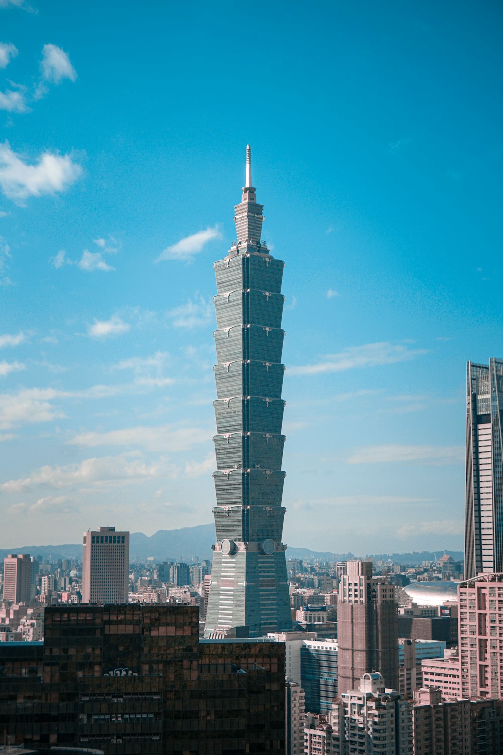 Horizonte de la ciudad bajo el cielo azul durante el día