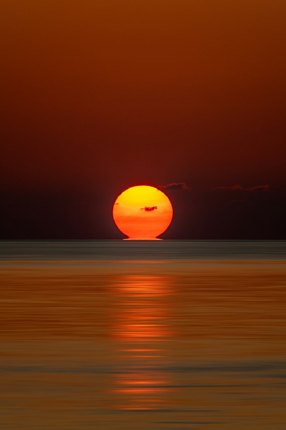 coucher de soleil orange sur la mer