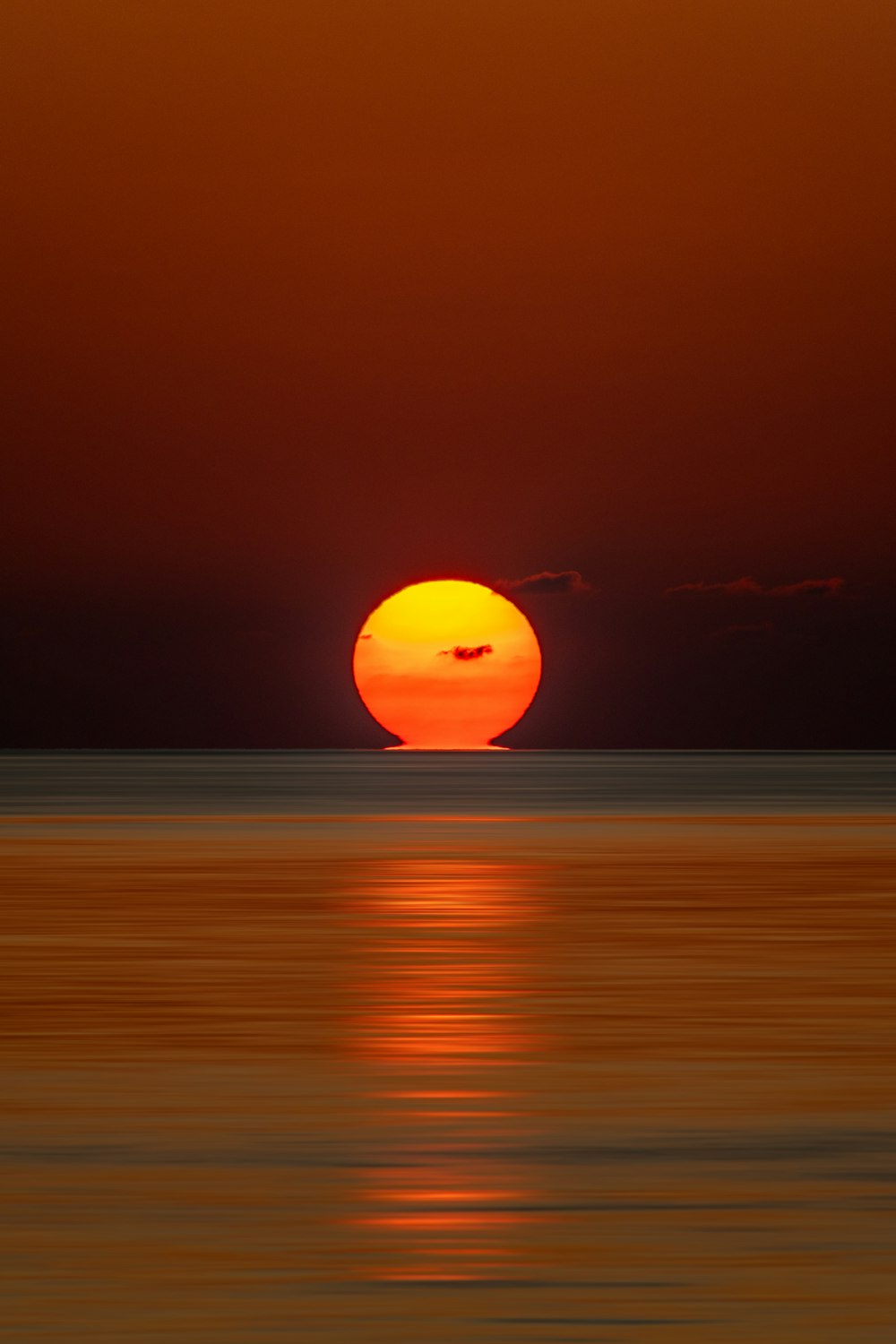 pôr do sol laranja sobre o mar