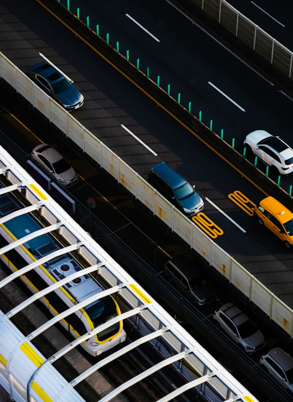 台灣都會區的停車場與整齊停放的車輛