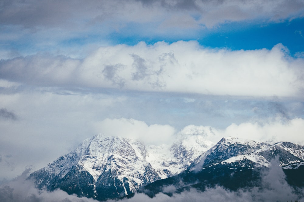 montagna innevata sotto il cielo nuvoloso durante il giorno
